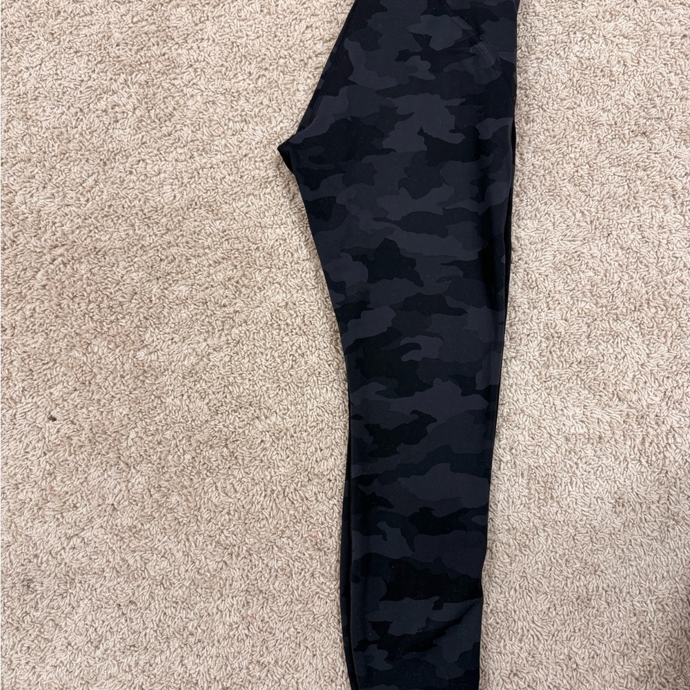 Lululemon Wunder Under High-Rise leggings in black/grey camo print-size 8 - Picture 2 of 4